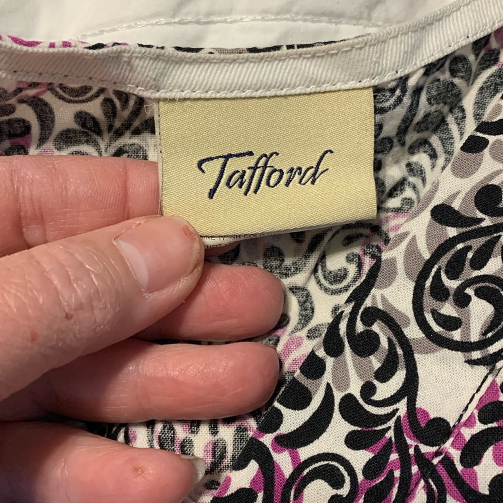 Very prettyTafford scrub top. Barely worn.